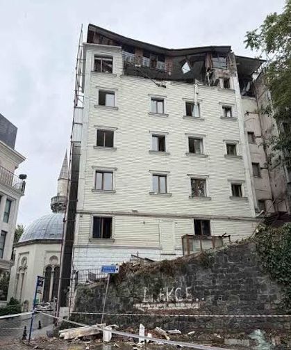 Fatih'te boşaltılan otelin çatısı çöktü