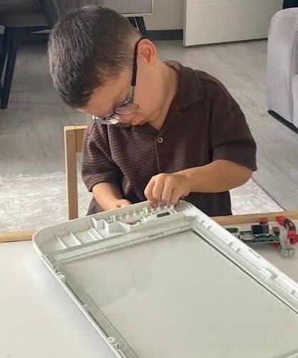 Dört yaşındaki Eymen elektronik aletleri sökerek öğreniyor