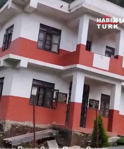 Nepal sel felaketi hükümet binasını yuttu