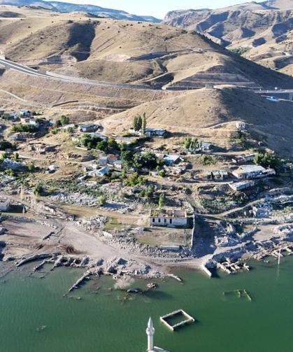 Kars’ta baraj suları çekildi, eski köy göründü