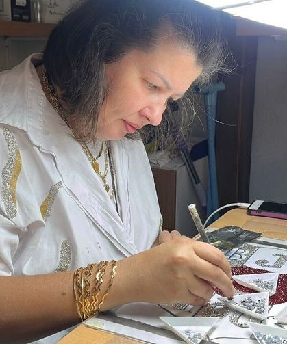 Sosyal medyada gördüğü, işi oldu: Kristal cam taşları ilmek ilmek işliyor.