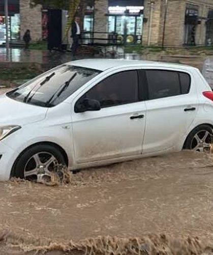 Adıyaman'da Sağanak Yağış Yolları Çöktürdü, Araçlar Hasar Gördü