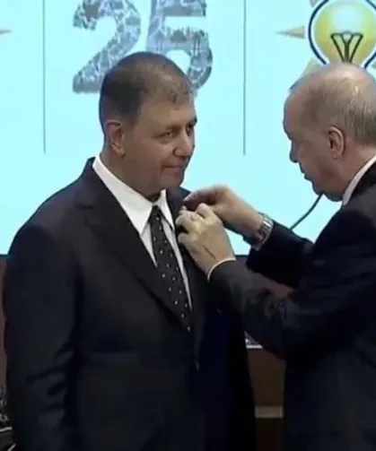 Cemil Tugay AK Parti'ye Geçti: Cumhurbaşkanı Erdoğan Rozet Taktı
