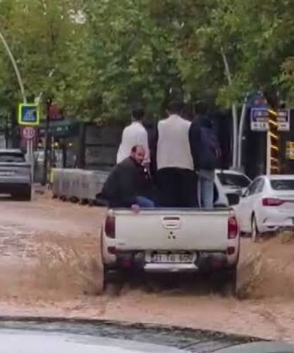 Ergani'de Sağanak Yağış Hayatı Olumsuz Etkiledi: Yollar Su Doldu