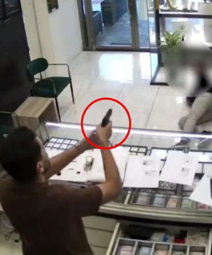 Esenyurt’ta Kuyumcuda Kolye Tartışması Kanlı Bitti: Silahlı Saldırı Kamerada