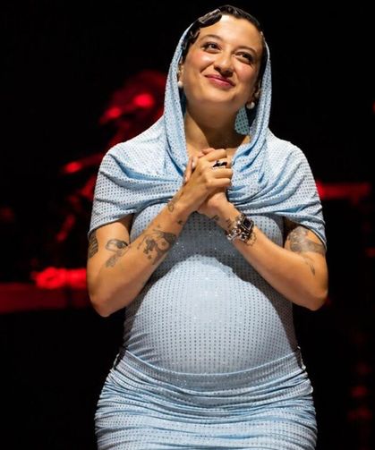 Melike Şahin ilk bebeğini kucağına aldı