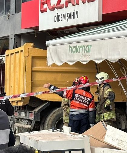 Pendik'te Hafriyat Kamyonu Eczaneye Girdi: Çok Sayıda Yaralı