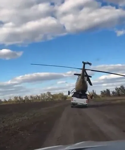 Helikopter taşıyan araç bir anda devrildi! Sürücü son anda kurtuldu
