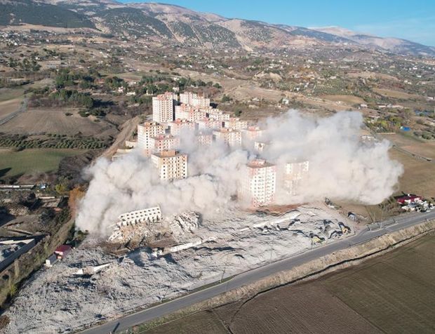 Kahramanmaraş'ta yıkım çalışmaları devam ediyor: Devasa binalar dinamitle patlatıldı
