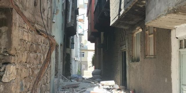 Kahramanmaraş'ta depremde ağır hasar alan bina korkutuyor!