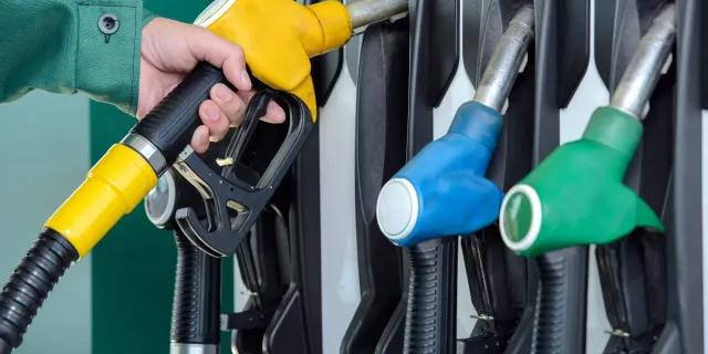 Yakıt fiyatlarında son durum: Benzin indirim, motorinde değişiklik yok