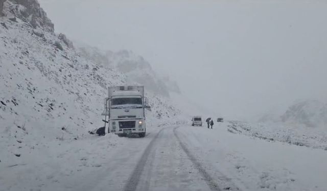 Kar Yağışı Karabet Geçidi'nde Sürücülerin Yolculuğunu Zorlaştırdı.
