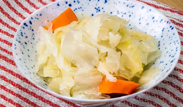 Yemeklerin baş tacı: Pratik ve lezzetli beyaz lahana turşusu tarifi!