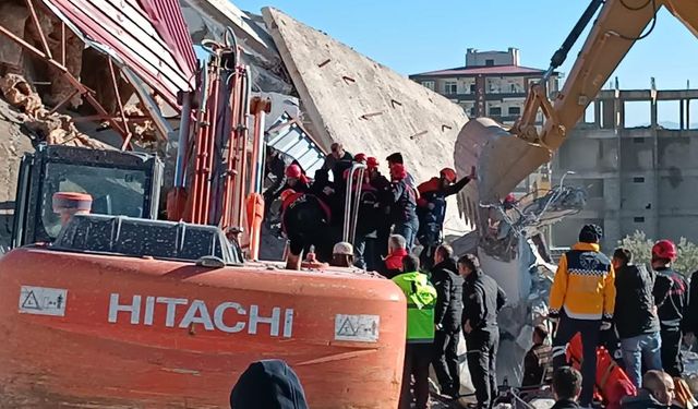 Kahramanmaraş'ta operatör enkaz altında mahsur kaldı: Bina üzerine yıkıldı