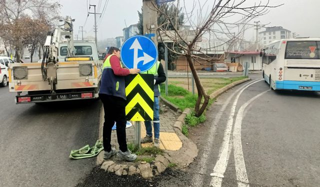 Büyükşehir, trafik işaretlerinin bakım onarımını sürdürüyor