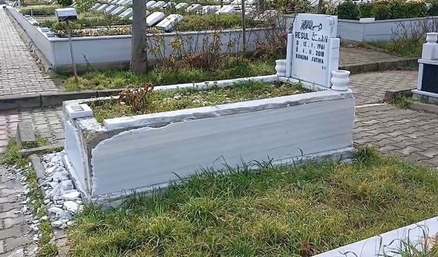 İstanbul'da ilginç olay: Kadın, babasının mezarını çekiçle kırdı!