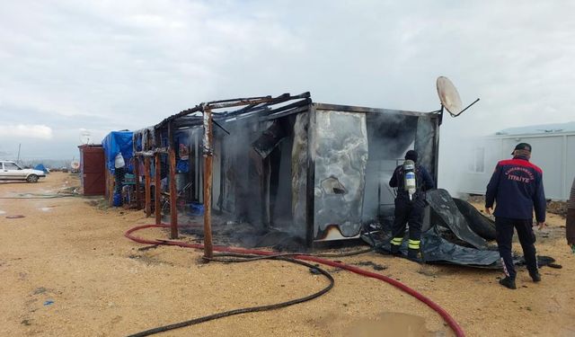 Korkutan yangın! Kahramanmaraş'ta konteyner kent alevlere teslim oldu