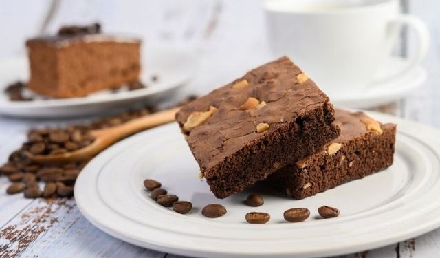Dört malzemeyle mucize: Un ve şekersiz brownie tarifi! 20 dakikada hazır