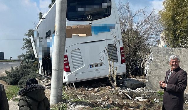 Mardin Nusaybin'de Yolcu Otobüsü Kontrolden Çıkarak Ev Bahçesine Girdi
