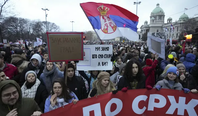 Sırbistan'da hükümet karşıtı en büyük protesto: Belgrad’da olaylar çığ gibi büyüdü
