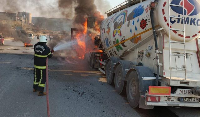 Kahramanmaraş'ta beton mikseri yangında kabin kısmı kül oldu