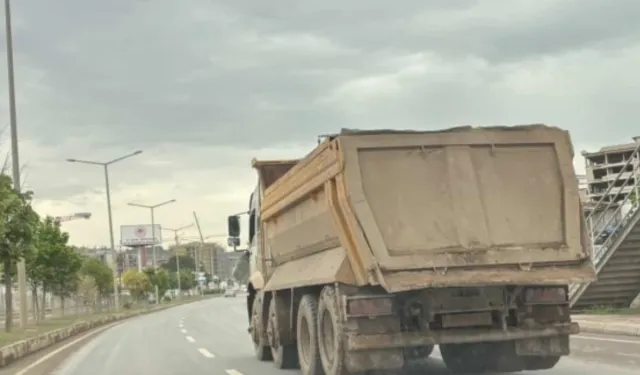 Kahramanmaraş'ta tedbirsiz trafiğe çıkan kamyonlar tehlike saçıyor!