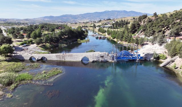 Tarihi Ceyhan Köprüsü'nde restorasyon çalışmaları tam gaz sürüyor