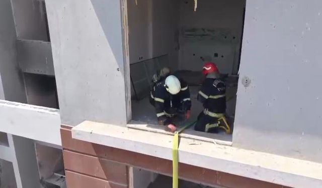 Kahramanmaraş’ta ağır hasarlı binanın üst katında yangın çıktı