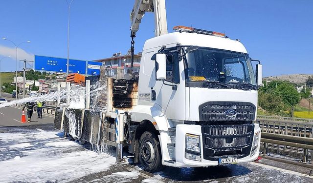 Kahramanmaraş'ta seyir halindeki yol bakım aracında yangın çıktı