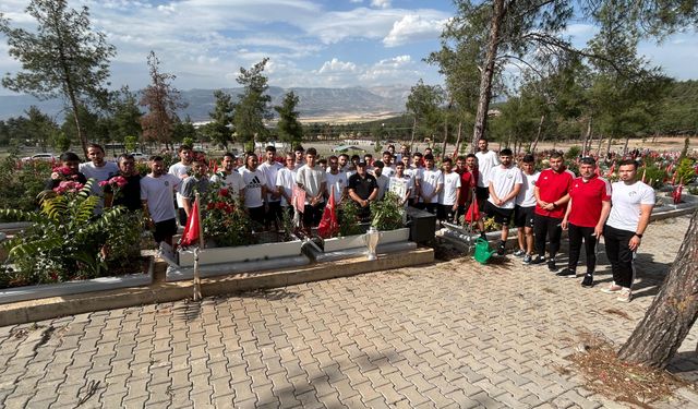 Şampiyonluk kupası deprem şehitliğine götürüldü