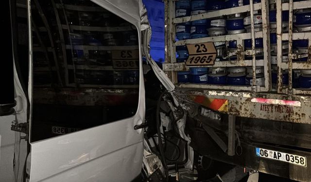 Yolcu minibüsü, kamyona çarptı; 16 yaralı