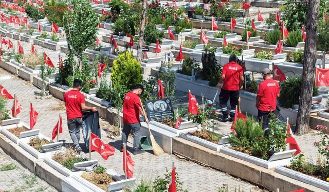 Kahramanmaraş'ta mezarlıklar bayrama hazır
