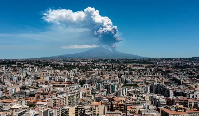 Etna Yanardağı yeniden faaliyete geçti: gökyüzüne kül ve lav püskürttü