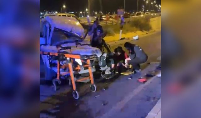 Kahramanmaraş'ta feci kaza! Otomobil bariyerlere ok gibi saplandı