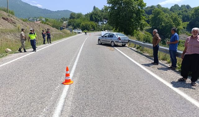 Andırın'da otomobil bariyere çarptı: bir çocuk yaralandı