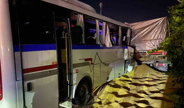 Yolun kenarında duran tıra işçi servisi çarptı