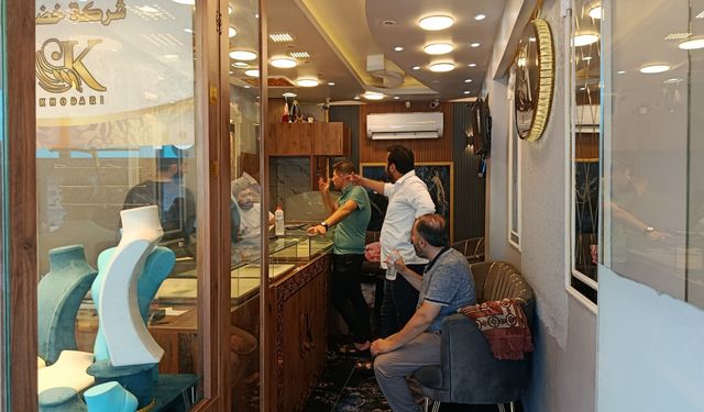 Adana’da Kuyumcuya Silahlı Saldırı: 2 Yaralı, 1 Kilo Altın Çalındı