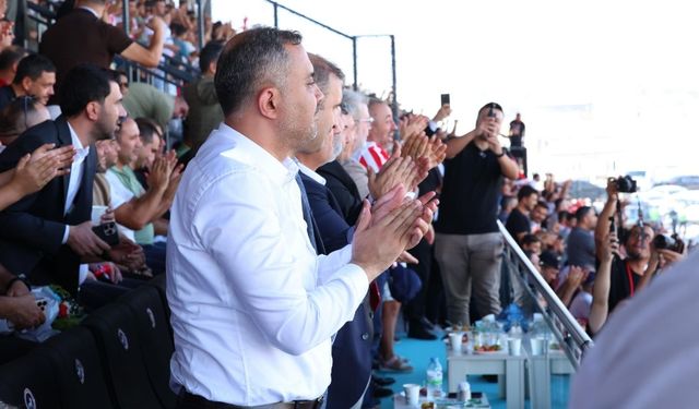 Savaşan Şahinler, Dünyanın En Büyük Türk Bayrağını gösteri uçuşuyla selamladı