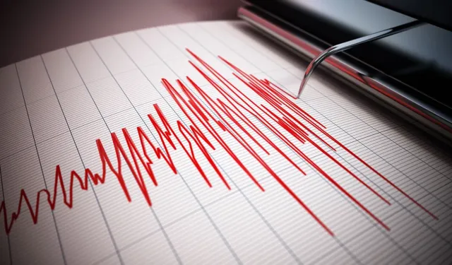 İstanbul'da deprem oldu: Vatandaşlar sokaklara döküldü!