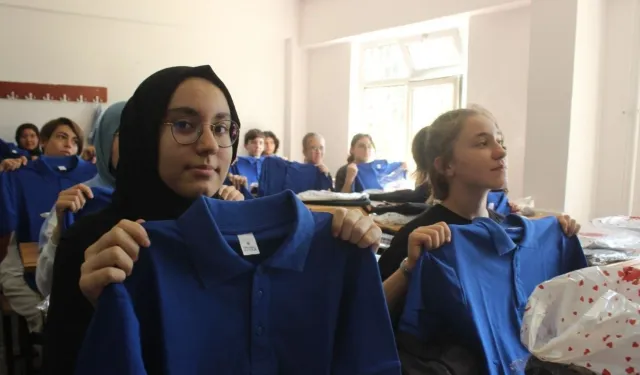 Nazlı Ceylan Balduk Kurtul’dan öğrencilere çanta ve forma desteği