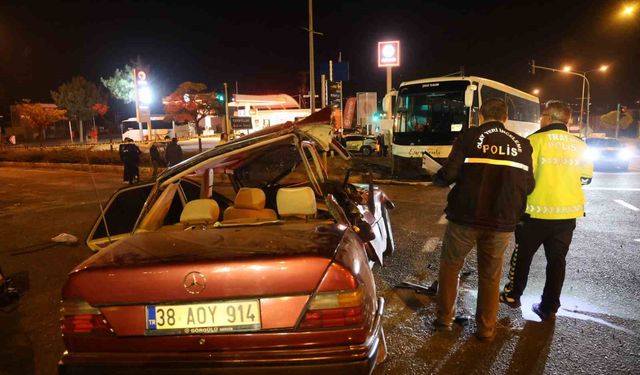 Kapadokya'da feci kaza: Tur otobüsü ile otomobil çarpıştı