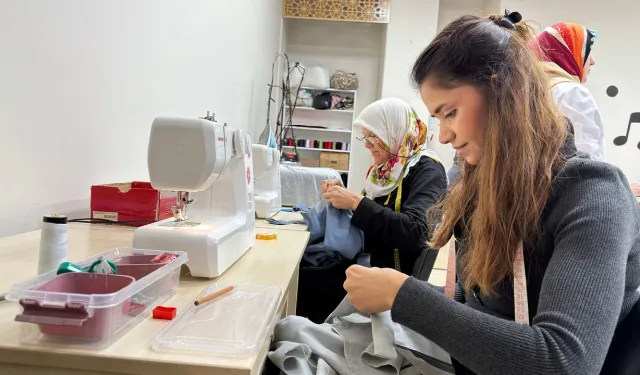 Kahramanmaraş’ta Kadınlar Giyim Atölyesinde Hem Öğreniyor Hem Üretiyor