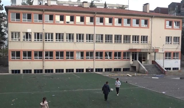 Kahramanmaraş’ta Yıkım Kararı Bekleyen Okul Çürümeye Terk Edildi