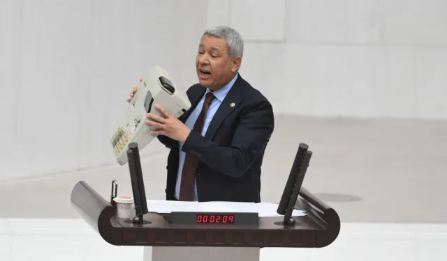 Milletvekili, kasayı alıp kürsüye çıktı, bütçeyi yerden yere vurdu