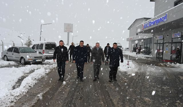 Türkoğlu'nda Başkan Karaca ekiplerle birlikte sahada