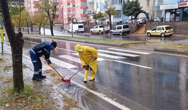 Yağmurun Ardından Hummalı Temizlik: Şehir Merkezinde Adeta Zamanla Yarış