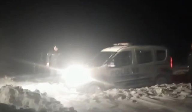 Kahramanmaraş'ta polis aracı yolda kaldı: İş makineleri yetişti