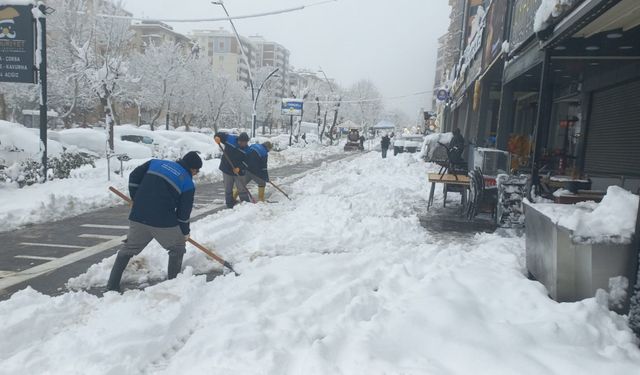 Kahramanmaraş'ta yaya yolları kardan temizleniyor