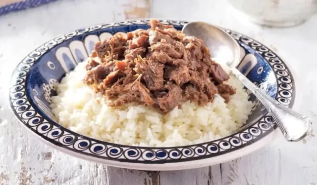 Babasının hayrına 3 bin kişiye 500 kilo domuz eti yedirdi