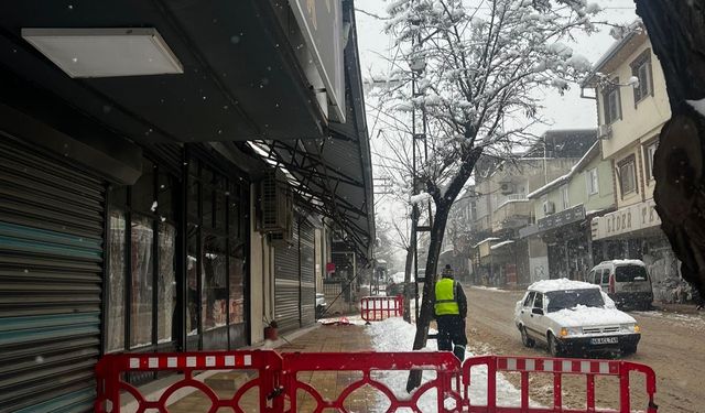 Kahramanmaraş'ta kar yığınını taşıyamayan tente çöktü!